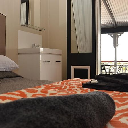 Royal Gatton Hotel Extérieur photo