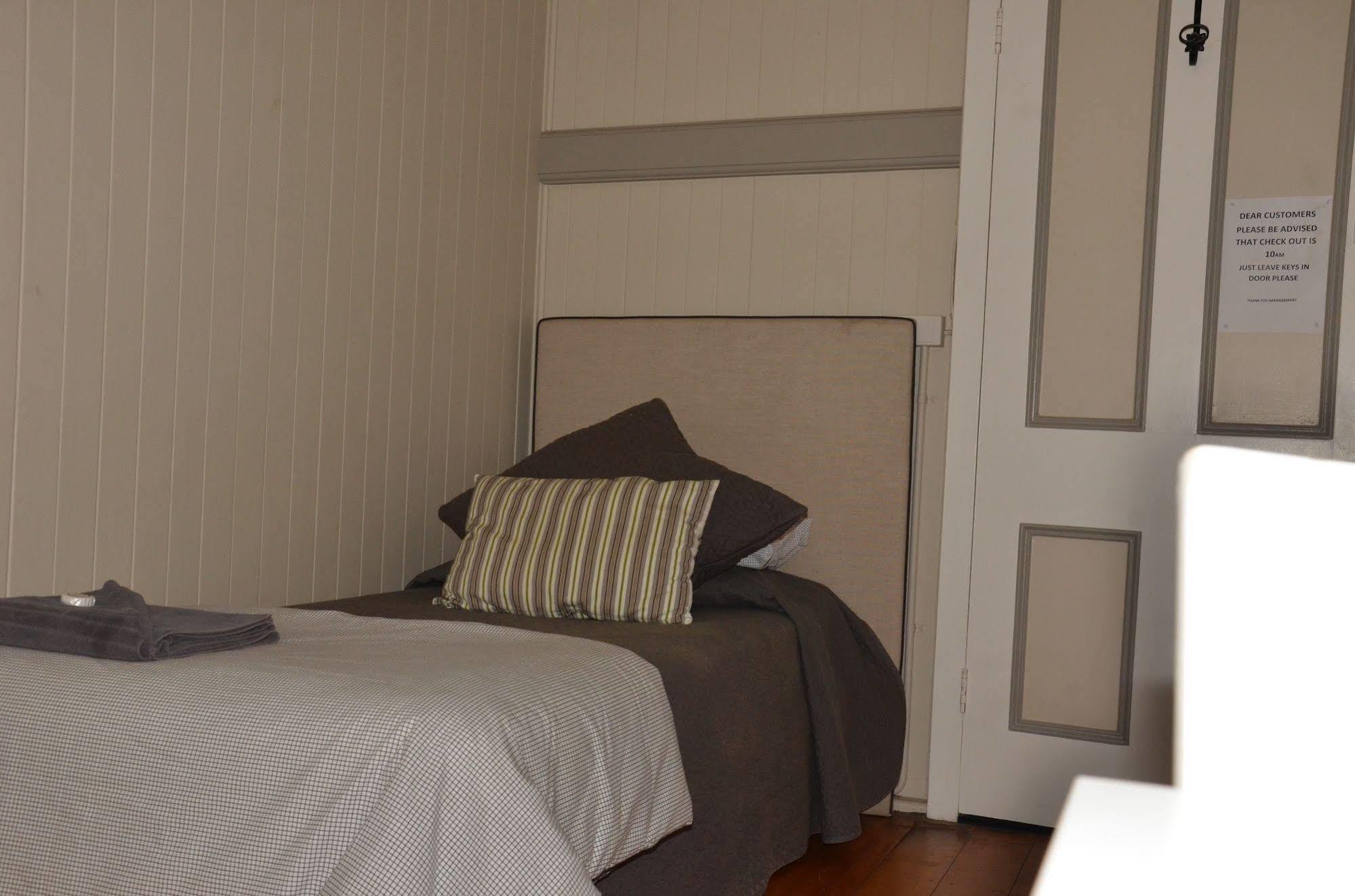 Royal Gatton Hotel Extérieur photo